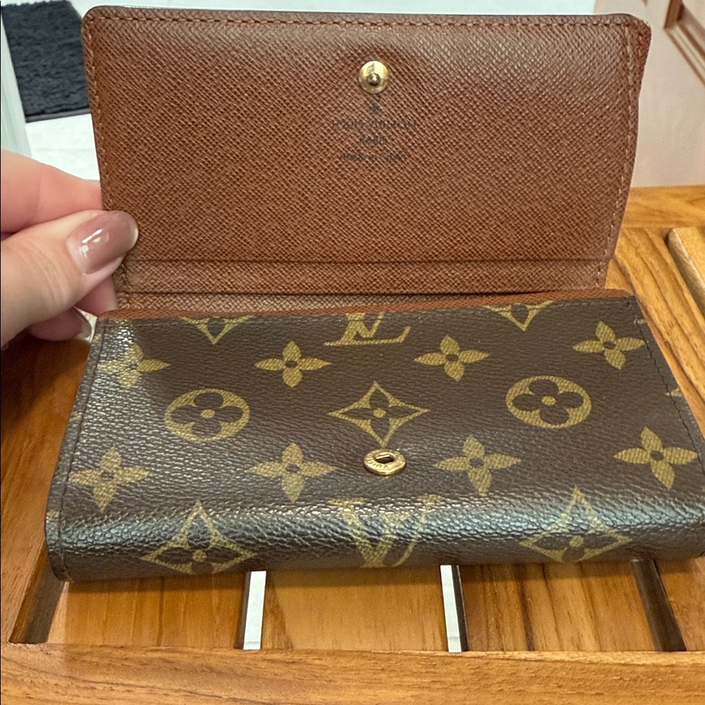 Louis Vuitton Brown and Gold Monogram Wallet - Picture 2 of 13
